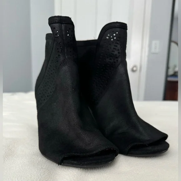 American Eagle Womenโs 3โ Black Bootie, Peep Toe sz 10 - Picture 4 of 9